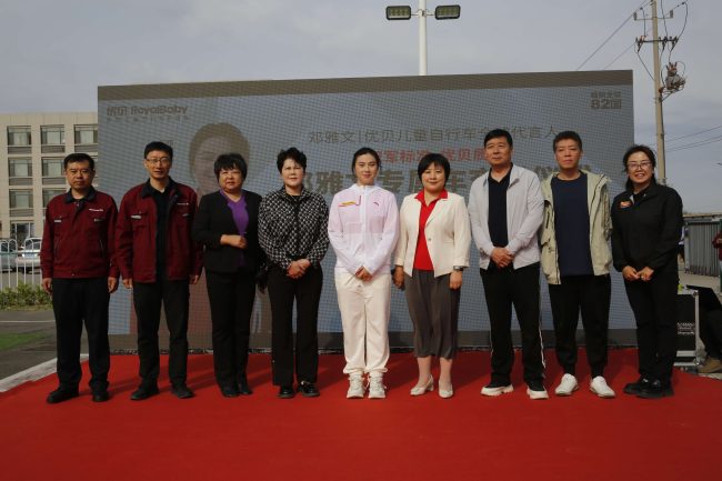邓雅文“质检”优贝工厂：一场冠军标准与国货之光的双向奔赴